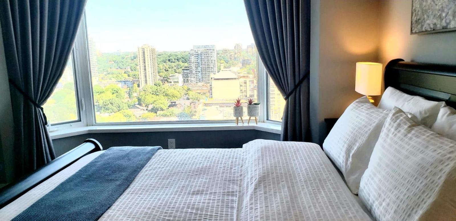 Elegant 2br & 2ba Retreat In Prime Yorkville, Downtown Apartment Toronto