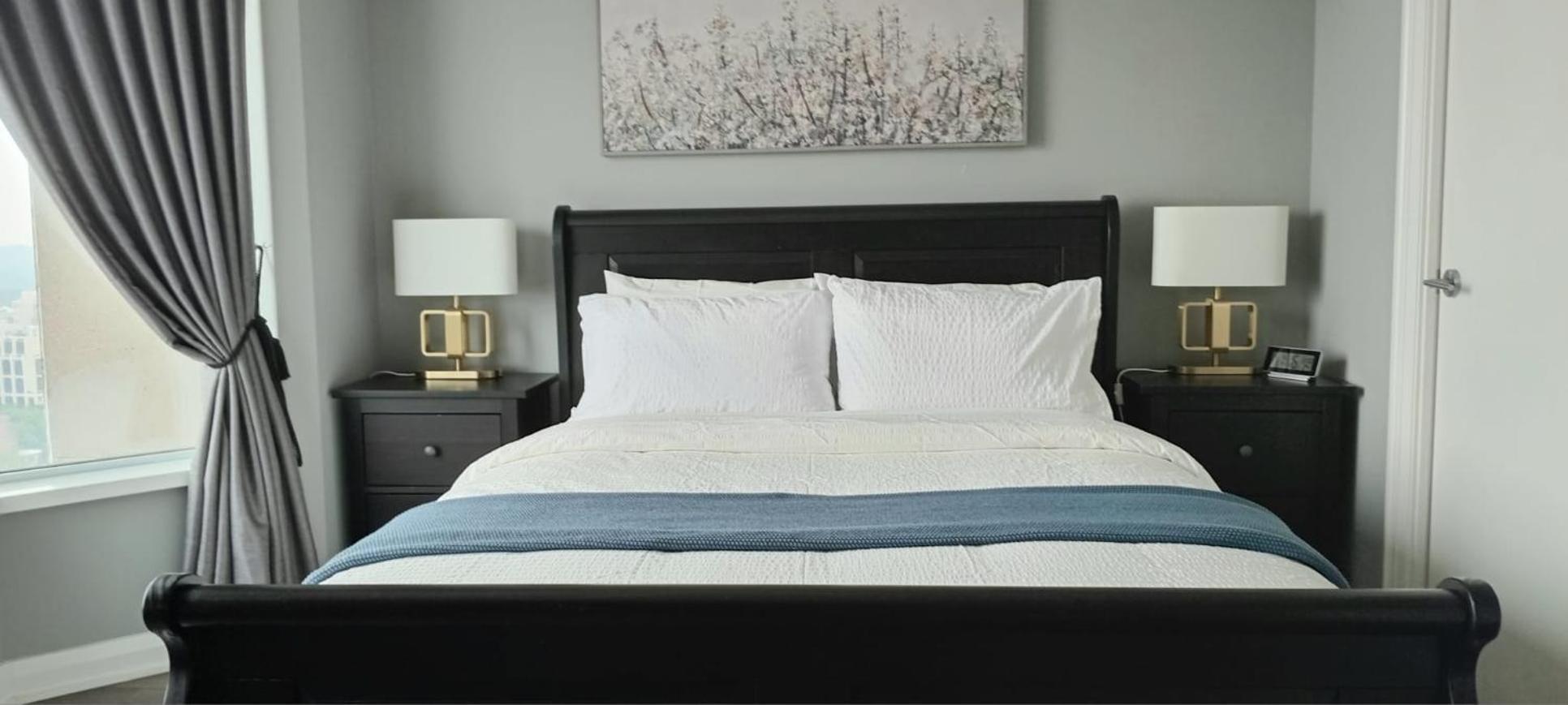 Elegant 2br & 2ba Retreat In Prime Yorkville, Downtown Apartment Toronto